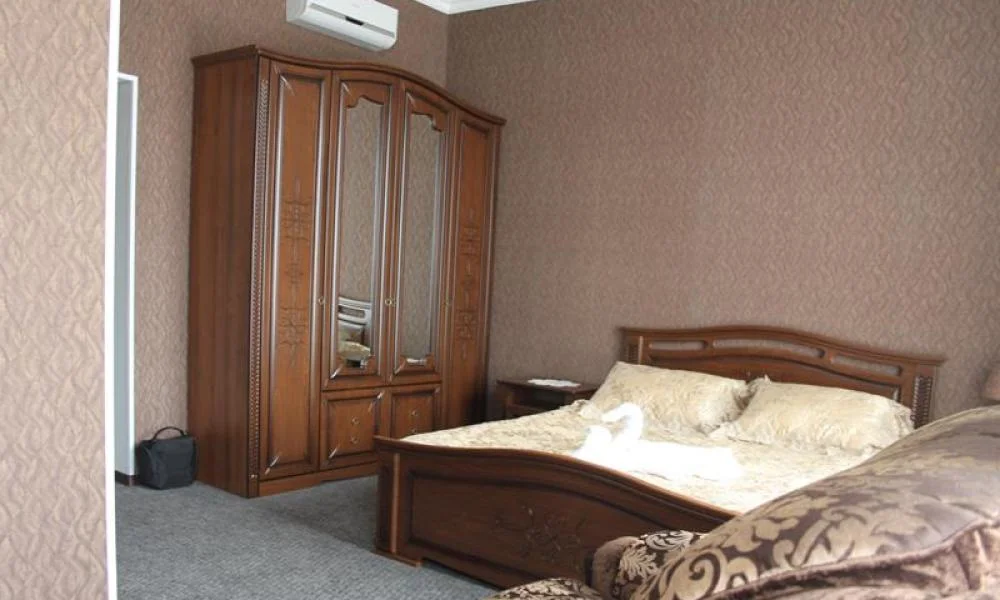 Телевизор и мебель в номерах Apart's Hotel